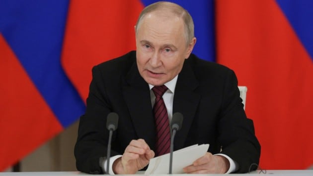 Putin vor Journalisten in Moskau (Bild: AFP/GAVRIIL GRIGOROV)