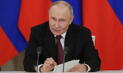 Putin vor Journalisten in Moskau