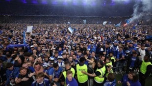 Beim Platzsturm verletzten sich einige HSV-Fans schwer. (Bild: AFP/APA/RONNY HARTMANN)