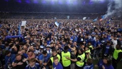 Beim Platzsturm verletzten sich einige HSV-Fans schwer.