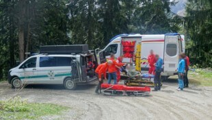 Der Verletzte wurde von der Bergrettung geborgen und dann dem Roten Kreuz übergeben.