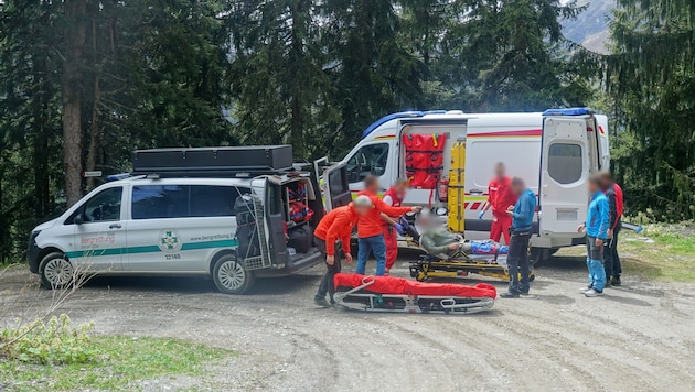 Der Verletzte wurde von der Bergrettung geborgen und dann dem Roten Kreuz übergeben. (Bild: ZOOM Tirol)