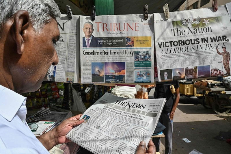 Ein Mann liest in Pakistans größter Stadt Karatschi eine englischsprachige Zeitung mit Neuigkeiten zur Waffenruhe. (Bild: AFP/ASIF HASSAN)