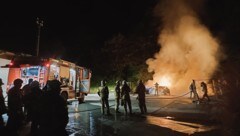 Mitten in der Nacht gingen die Fahrzeuge plötzlich in Flammen auf. (Bild: FF Inzing)