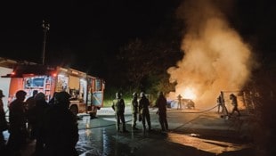 Mitten in der Nacht gingen die Fahrzeuge plötzlich in Flammen auf. (Bild: FF Inzing)