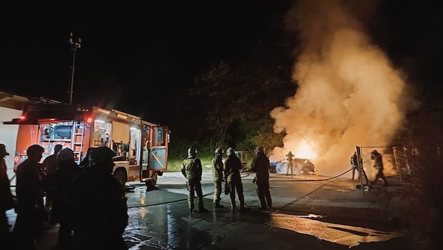 Mitten in der Nacht gingen die Fahrzeuge plötzlich in Flammen auf. (Bild: FF Inzing)
