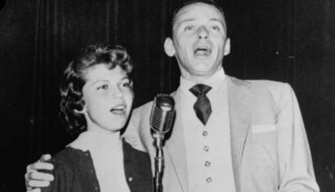 Nancy singt „Side By Side“ mit ihrem Vater Frank Sinatra. Es ist im Jahr 1955 ihr erster gemeinsamer Auftritt. (Bild: AP1955 / AP / picturedesk.com)