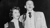 Nancy singt „Side By Side“ mit ihrem Vater Frank Sinatra. Es ist im Jahr 1955 ihr erster gemeinsamer Auftritt. (Bild: AP1955 / AP / picturedesk.com)