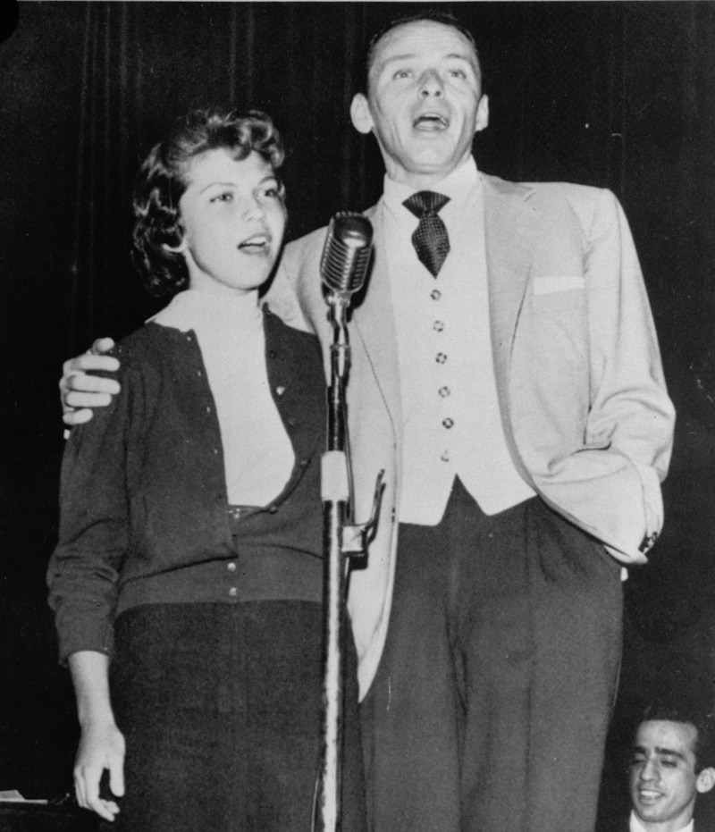 Nancy singt „Side By Side“ mit ihrem Vater Frank Sinatra. Es ist im Jahr 1955 ihr erster gemeinsamer Auftritt. (Bild: AP1955 / AP / picturedesk.com)