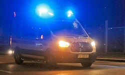 Der 18-Jährige wurde mit der Rettung in die Klinik eingeliefert (Symbolbild).