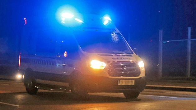 Die Verletzten wurden mit der Rettung ins Krankenhaus gebracht (Symbolbild). (Bild: Johanna Birbaumer)