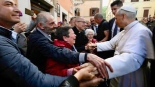 Am Samstag ist Papst Leo spontan ausgebüxt und hat ein Bad in der Menge genommen. Unbewacht ist er natürlich nie. (Bild: Vatican Media)