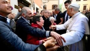 Am Samstag ist Papst Leo spontan ausgebüxt und hat ein Bad in der Menge genommen. Unbewacht ist er natürlich nie. (Bild: Vatican Media)