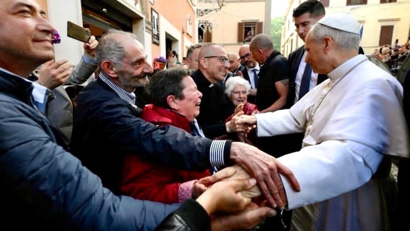 Am Samstag ist Papst Leo spontan ausgebüxt und hat ein Bad in der Menge genommen. Unbewacht ist er natürlich nie. (Bild: Vatican Media)