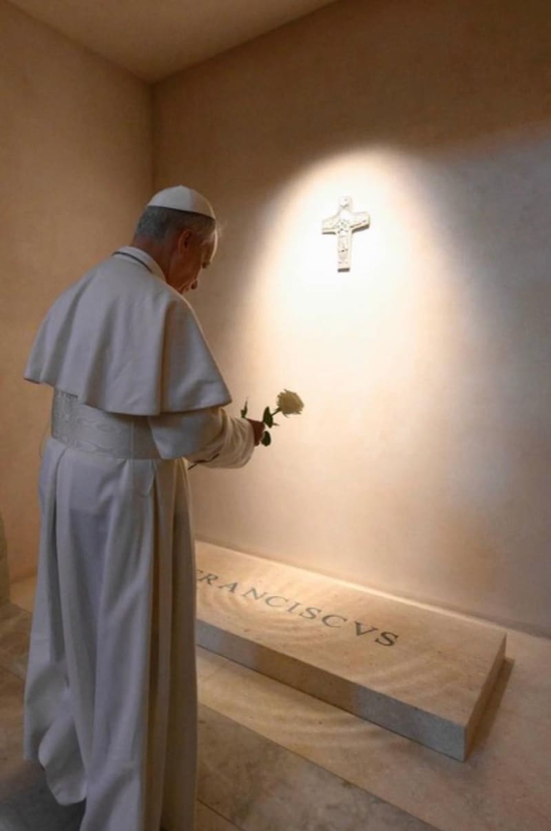 Papst Leo XIV. besuchte auch das Grab von seinem Vorgänger Franziskus. (Bild: Vatican Media)