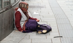 Diese Woche wurden die Strafen für illegales und aggressives Betteln erhöht (Symbolbild). (Bild: Andi Schiel)