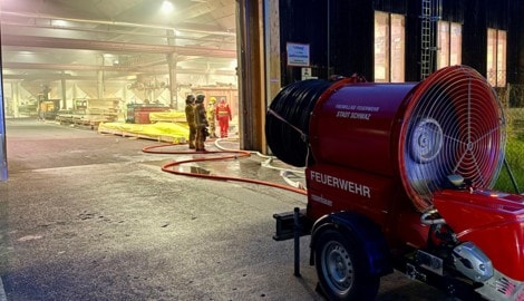 Die Feuerwehr rückte unter anderem mit dem Großlüfter an. (Bild: ZOOM Tirol)