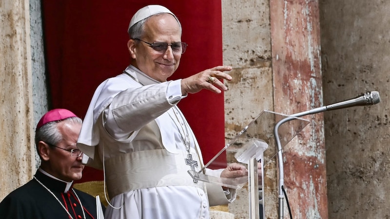 Leo XIV. am Sonntag auf dem Balkon des Petersdoms (Bild: AFP)
