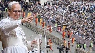 Auf dem Petersplatz herrschte Feststimmung. Gläubige aus aller Welt zogen unter den Klängen von Blasmusikkapellen auf den Platz ein und jubelten auch noch lange, nachdem Leo XIV. seinen Auftritt beendet hatte. (Bild: Krone KREATIV/AFP, Imre Antal)