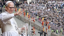Auf dem Petersplatz herrschte Feststimmung. Gläubige aus aller Welt zogen unter den Klängen von Blasmusikkapellen auf den Platz ein und jubelten auch noch lange, nachdem Leo XIV. seinen Auftritt beendet hatte. (Bild: Krone KREATIV/AFP, Imre Antal)
