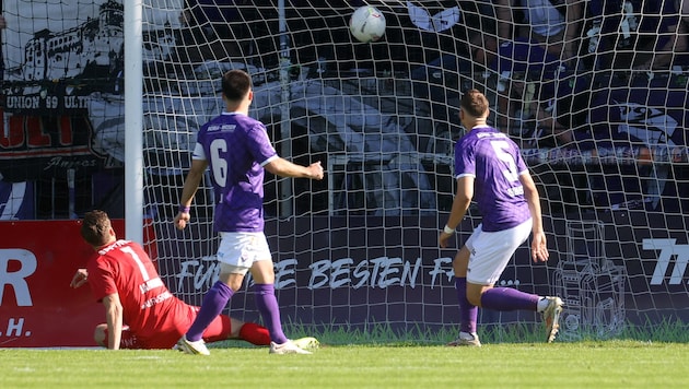 Florian Jamnig (l.) gelang die frühe Imster Führung in Salzburg. (Bild: Tröster Andreas)