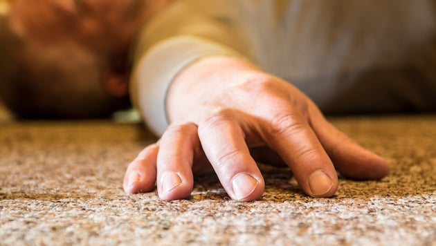 Der stark alkoholisierte Mann wurde am Boden liegend von der Polizei gestellt (Symbolbild). (Bild: Rainer Fuhrmann - stock.adobe.com)