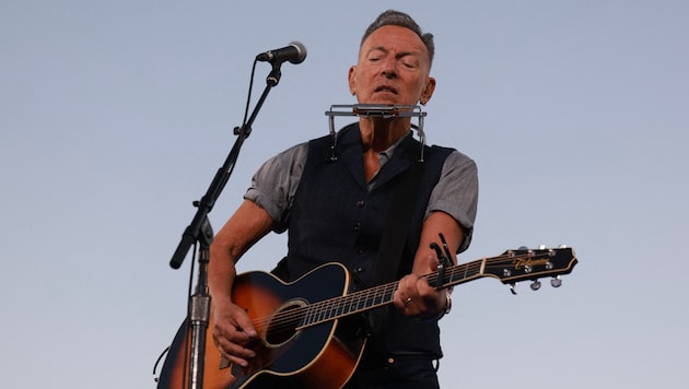 Bruce Springsteen 2024 bei einem Auftritt für die Demokratin Kamala Harris (Bild: AFP/2024 Getty Images)