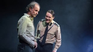 Christian Higer als Schauspieler Karl Anton Winter, Julian Sigl als Hitlerjunge (Bild: Herwig Prammer)