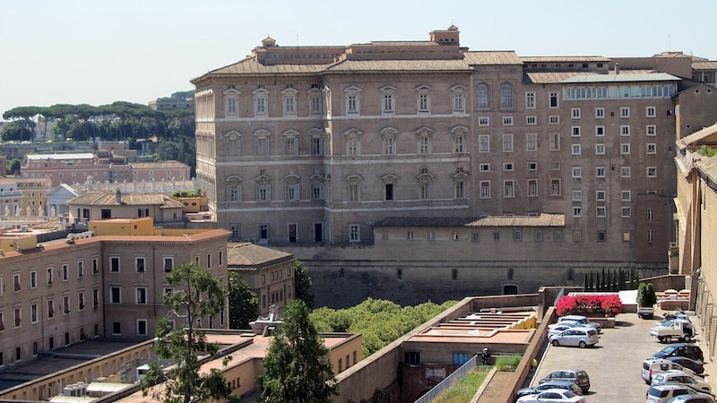 Der Apostolische Palast ist auch die Arbeitsstätte des Papstes. Hier trifft er täglich hochrangige Besucher. Im Bild: Ansicht von der Ostseite (Bild: creativecommons.org)