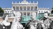 Luise, Amelie, Ferdinand und Philipp Coburg vor dem Familienpalais