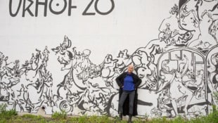 Seit 17 Jahren betreibt Bea von Schrader den „Urhof20“. Sie ist selbst ausgebildete Tänzerin, Performancekünstlerin, Musikerin und Sängerin.  (Bild: Seebacher Doris)