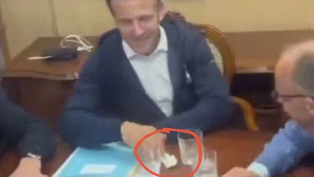 Dieser kleine Gegenstand sorgt derzeit für ordentlich Gesprächsstoff.  (Bild: @nexta_tv)