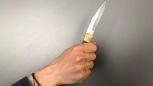 Die Mutter des Unfallopfers wurde mit einem Klappmesser bedroht (Symbolbild). (Bild: Pachner Jürgen)