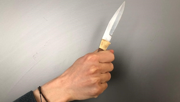 Die Mutter des Unfallopfers wurde mit einem Klappmesser bedroht (Symbolbild). (Bild: Pachner Jürgen)