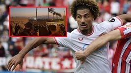 Sevilla-Verteidiger Loïc Badé und seine Mannen sind im Tief – zum Ärger der Fans des Klubs … (Bild: APA/AFP/CRISTINA QUICLER; Screenshot x.com/FootballPlusX)