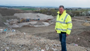 Deponiebetreiber Johann Zöchling bei einem „Krone“-Lokalaugenschein in St. Pölten. 
