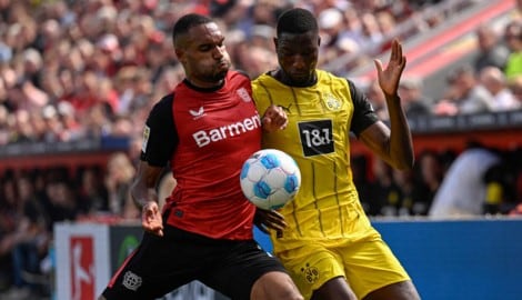 Gelb gewinnt bei Bayer Leverkusen gegen Borussia Dortmund … (Bild: AFP/INA FASSBENDER)