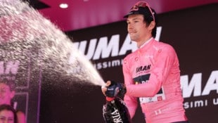 Primoz Roglic eroberte beim Zeitfahren am Samstag das Rosa Trikot. Am Sonntag musste es der Slowene wieder abgeben. (Bild: AP/Massimo Paolone)