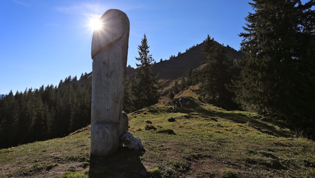 Die bekannteste Skulptur aus der „Penis-Reihe“ war in den Allgäuer Alpen zu finden (Archivbild). (Bild: APA/dpa/Karl-Josef Hildenbrand)