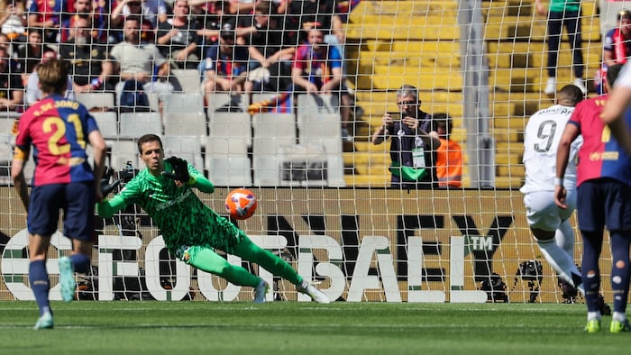 Kylian Mbappe trafr per Elfmeter zum 1:0 für Real Madrid.