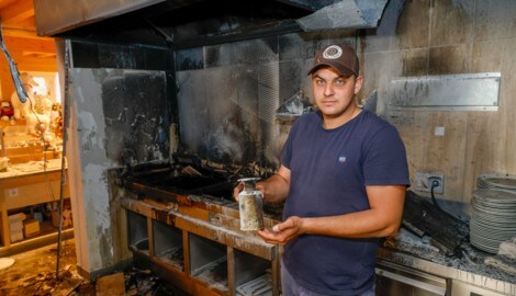 Fabian Linasi vom Gut Aiderbichl in der schwerst beschädigten Küche. (Bild: Markus Tschepp)