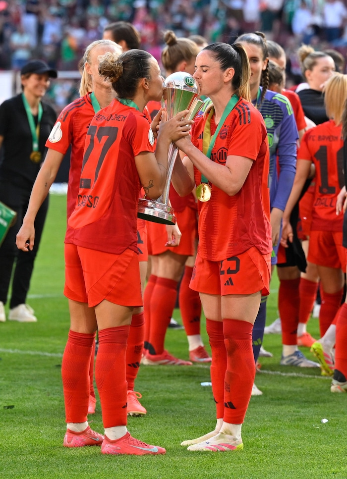 Sarah Zadrazil (re.) küsst den DFB-Pokal.