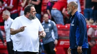 Evangelos Marinakis (links) schimpfte nach Spielende mit Forest-Trainer Nuno Espirito Santo. (Bild: AFP/JUSTIN TALLIS)