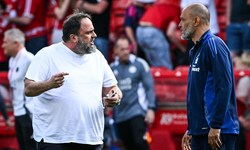 Evangelos Marinakis (links) schimpfte nach Spielende mit Forest-Trainer Nuno Espirito Santo.