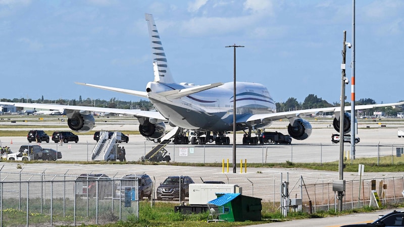 Der „fliegende Palast“ könnte das teuerste Geschenk sein, das eine US-Regierung jemals erhalten hat. (Bild: AFP/ROBERTO SCHMIDT)