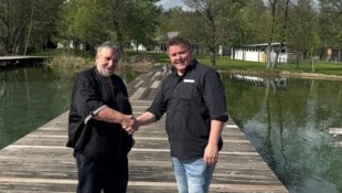 Josef Hofmayer und Gerfried Steiner sind am See für die Gäste da.