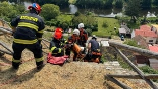 Beim Ausflug auf die Burg könnte ein morsches Geländer der Frau zum Verhängnis geworden sein. (Bild: ZZS JMK)