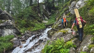 Werner Radl, Vorsitzender des Alpenvereins Kärnten, ist mit einem Kollegen hier schwer bepackt unterwegs, um einen Weg zu sanieren. (Bild: Wallner Hannes)