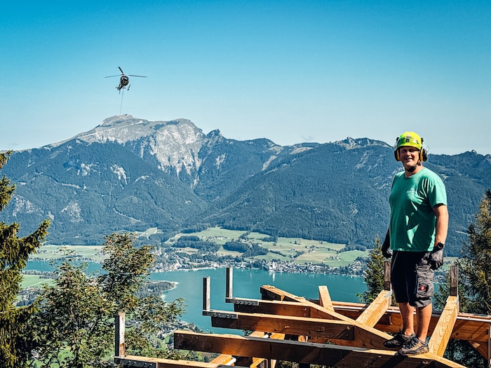 Naturfreunde-Funktionär Andreas De Bettin hier bei der Sanierung der Bleckwandhütte hoch über dem schönen Wolfgangsee. 