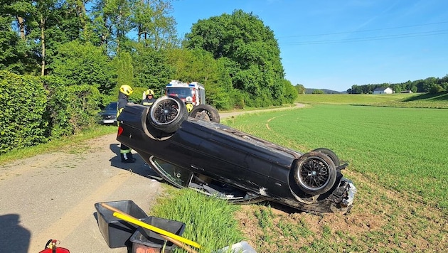 Das Auto des 19-Jährigen landete am Dach. (Bild: FF Uttendorf)